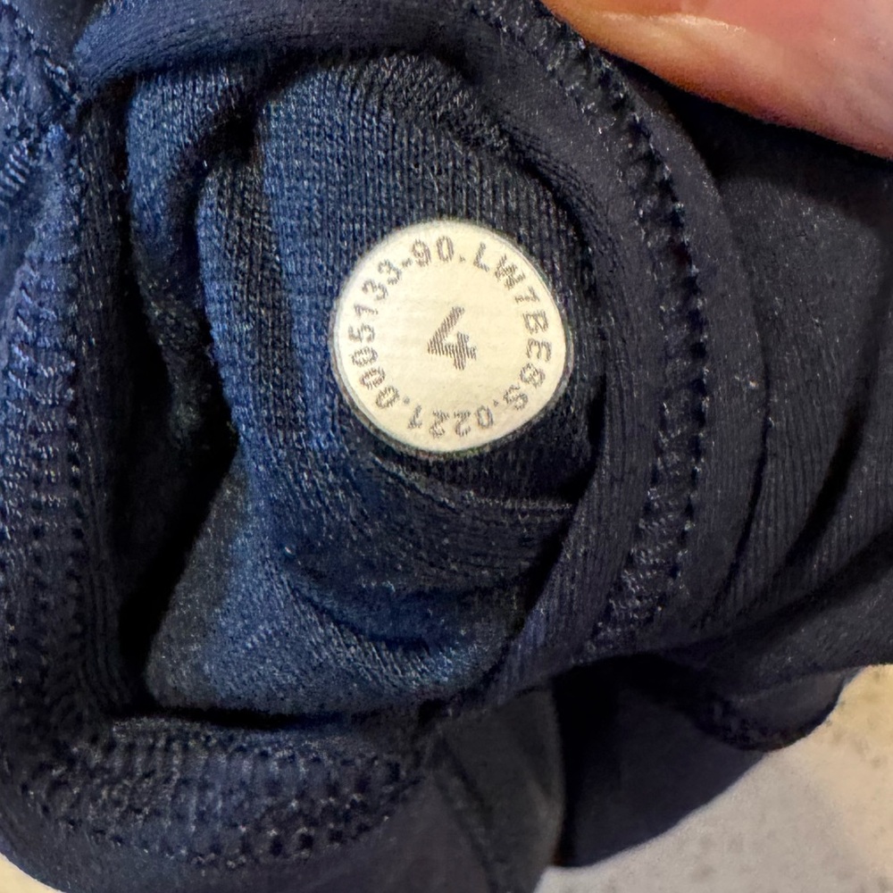Lululemon Women’s Size 4 Align Yoga 6’ Shorts Navy Blue NWOT - never worn - Picture 3 of 9
